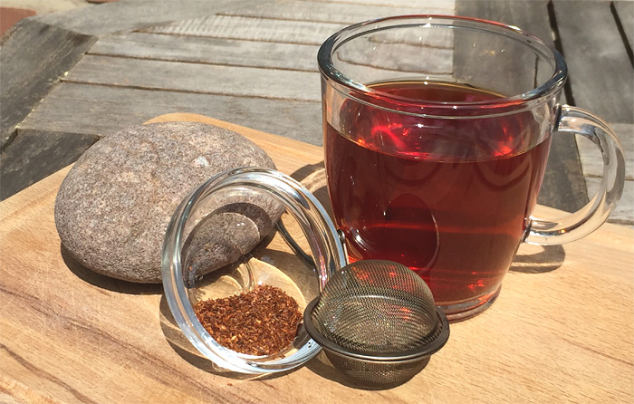 Sonnige Teestunde mit einer Tasse Rooibos-Tee in meinem Garten