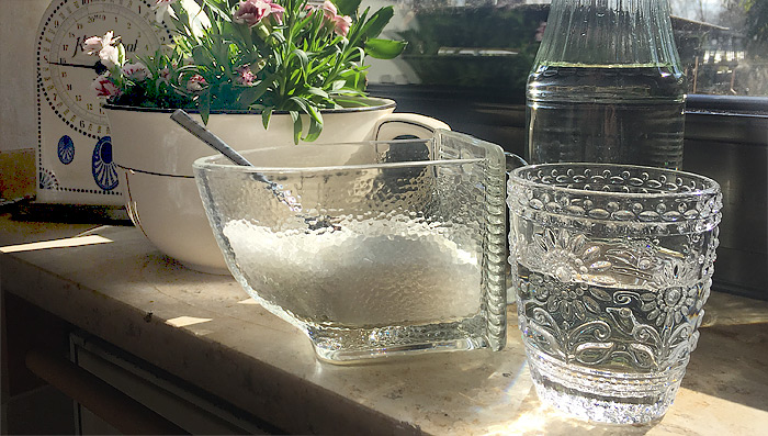 Eine Salzwasser-Spülung reinigt den Darm beim Fasten